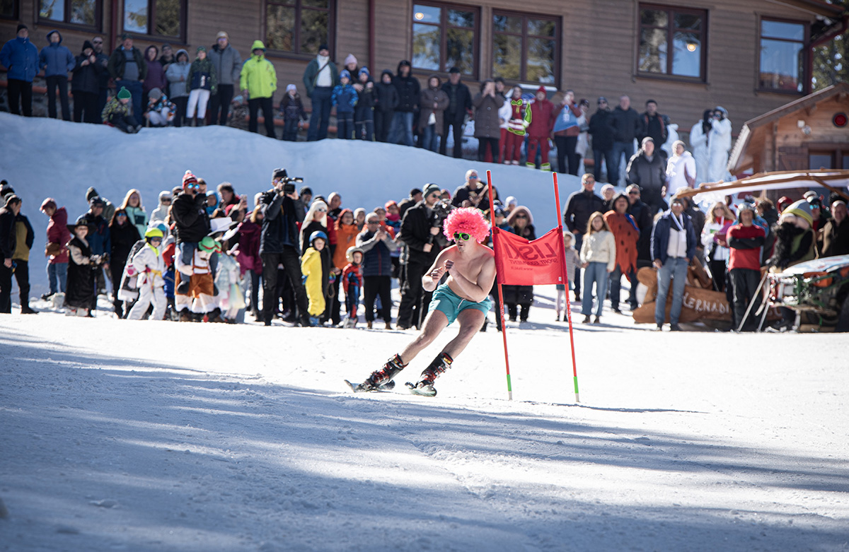 Kreatív járművek és jelmezes kavalkád